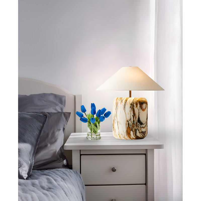 Petite tête en faux tulipes dans un vase, centre de table de petite taille, Bleu