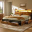 Cadre de lit moderne Livia avec 4 tiroirs et tête de lit ouverte avec rangement, lampe DEL réglable et station de recharge, sommier non requis.-957166410-940183712