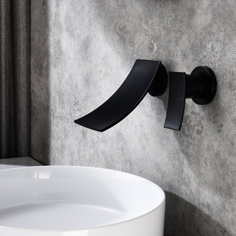 Robinet de salle de bain mural en noir mat, laiton fabriqué avec un grand bec en cascade et une valve de contrôle précise pour une expérience agréable