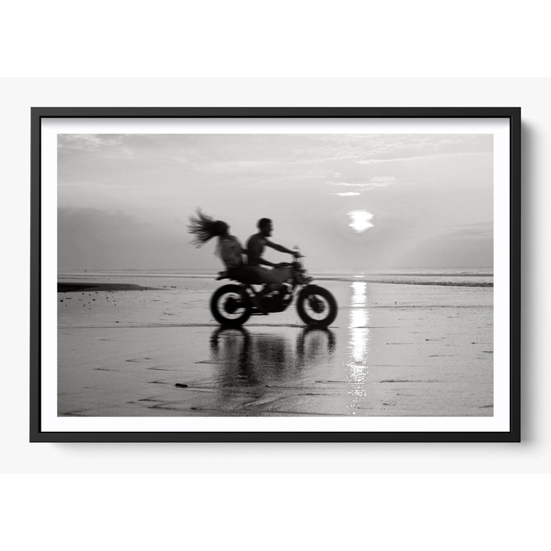 «Love Moves Quick», H 26 po x l 38 po, Reproduction encadrée d'une seule photo avec pass, Noir