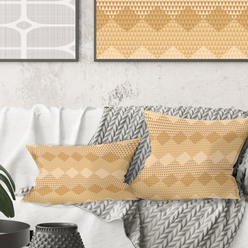 Coussin décoratif beige à imprimé triangulaire rétro - Mid-Century, 18 po x 18 po