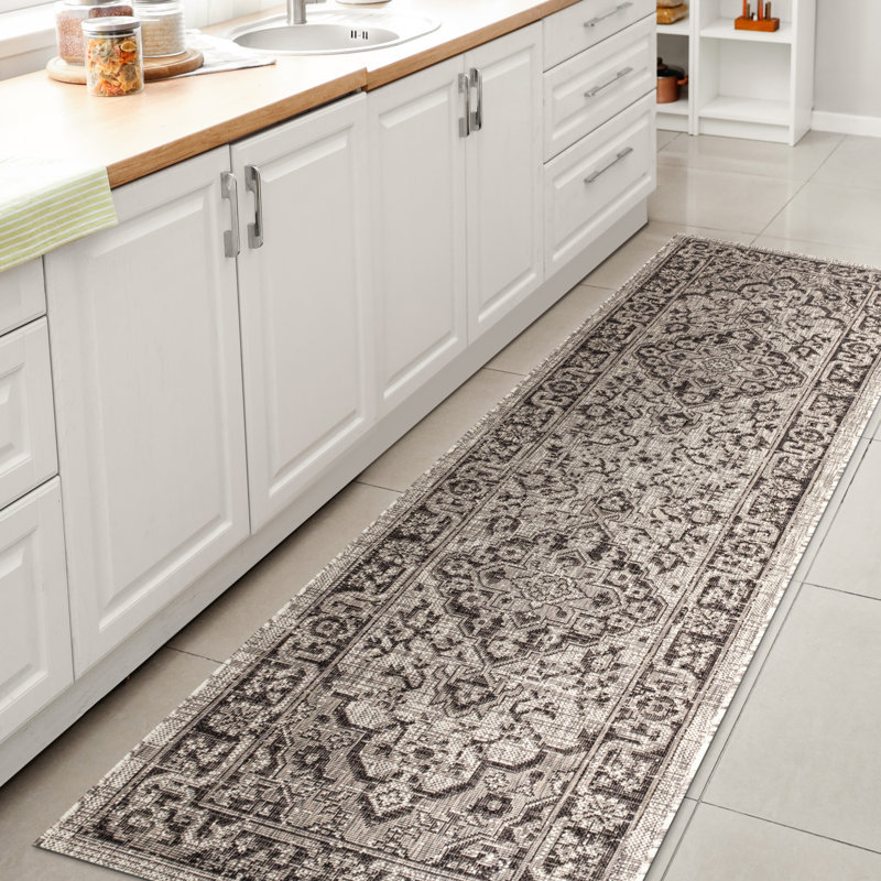 Tapis intérieur / extérieur gris / noir Nate Boho Medallion, Tapis de couloir 2 pi 2 po x 8 pi