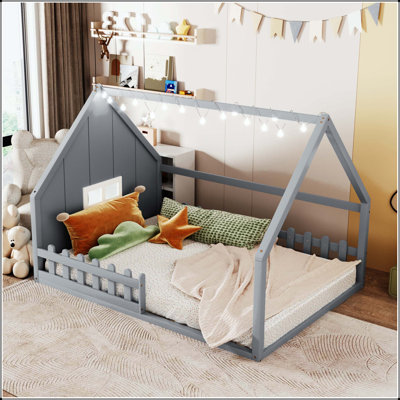 Lit en bois avec fenêtre et clôture