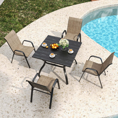 Ensemble de salle à manger 5 pièces pour patio, table à grain de bois rétro avec trou pour parasol, 4 chaises empilables en textilène, mobilier de jardin imperméable d'une capacité de 350 lb
