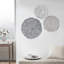 Décoration murale plume grise texturée - 3 pièces de métal, 20 po, 17,25 po, 14,25 po, fixation intérieure, crochets à anneaux en métal, présentoir, anneaux