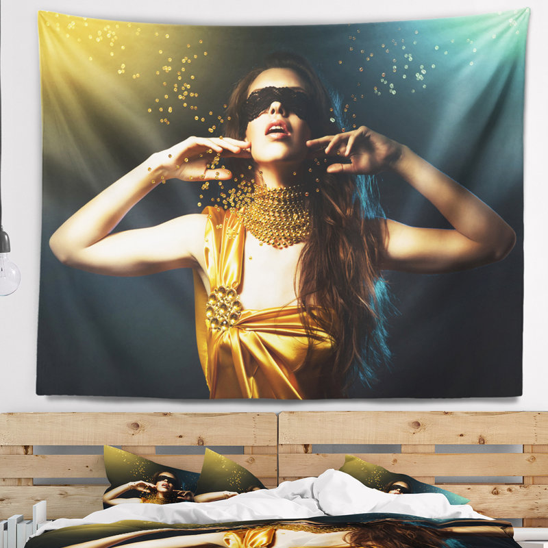 Femme portrait en jaune avec tapisserie mask, H 32 po x l 39 po