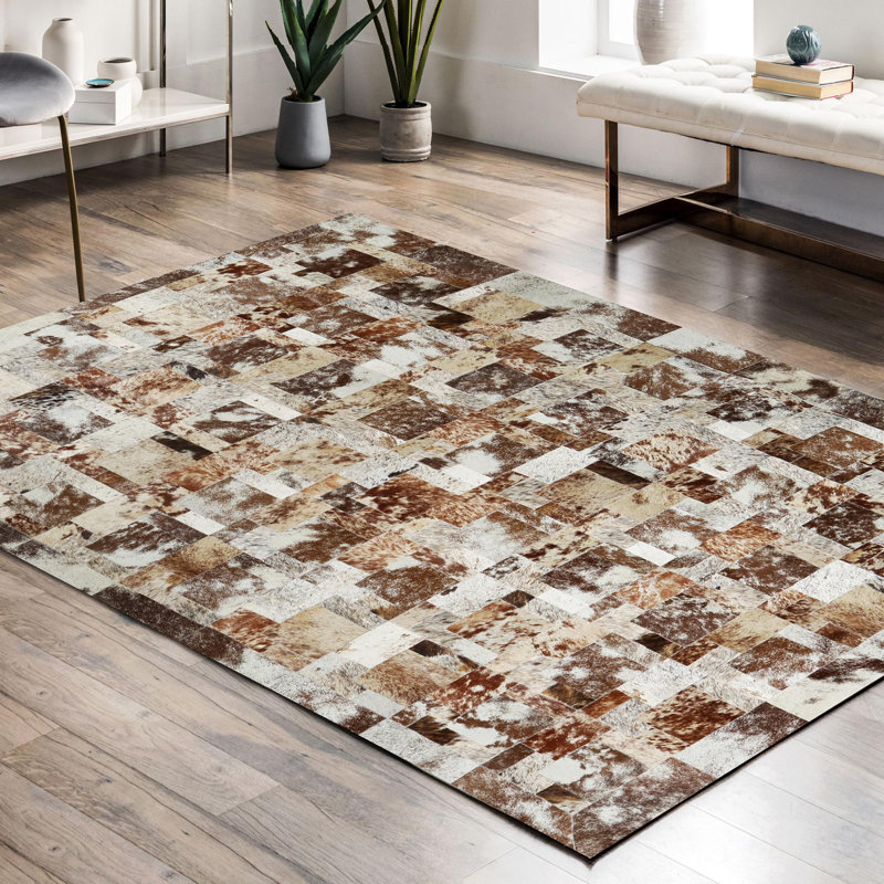 Tapis brun et beige en peau de vache, Rectangle 7 pi 10 po x 10 pi 4 po