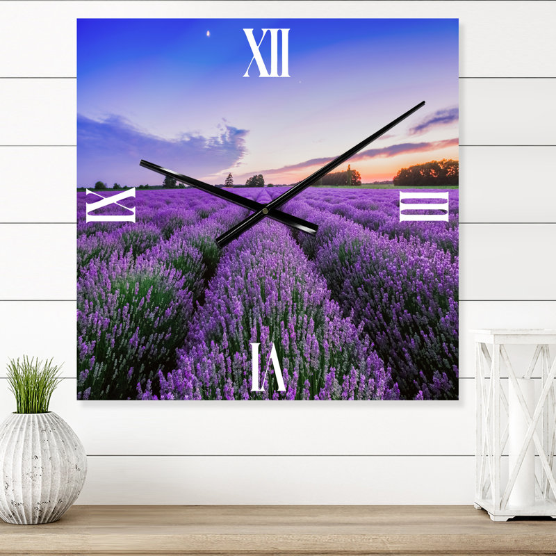 Lever de soleil et nuages dramatiques au-dessus de champ de lavande II - Horloge murale de ferme, Moyen