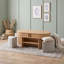 Table basse ovale avec tablettes ouvertes, rangement caché à lattes et 4 tabourets courbés rembourrés