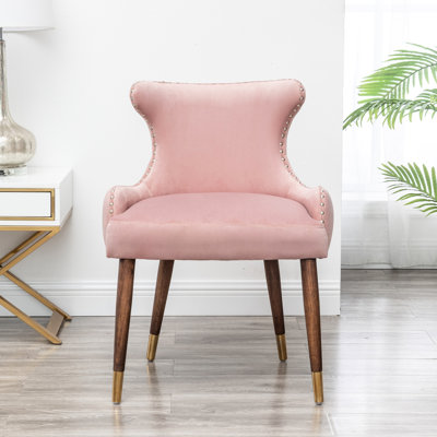 Chaise d'appoint contemporaine en velours rose avec mousse dense, capitonnage à dossier incurvé, pieds en métal au fini noir, revêtement en bois d'hévéa massif