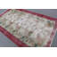 Tapis turc à motif floral avec bordure rouge et pastel pour une décoration intérieure élégante