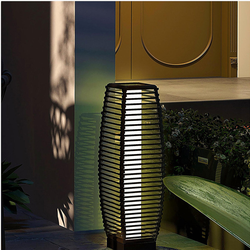 Lampe sur pied solaire Outsunny, lanterne de jardin en osier pour l'extérieur et éclairage d'allée décoratif, avec interrupteur automatique à lumière DEL, convient aux porches, cours, pelouses, cours, patios, gris