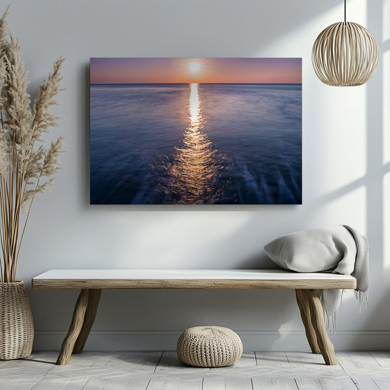 Toile, "Un lever de soleil serein sur un océan calme avec le soleil", diffusant une lueur dorée chaude sur l'horizon
