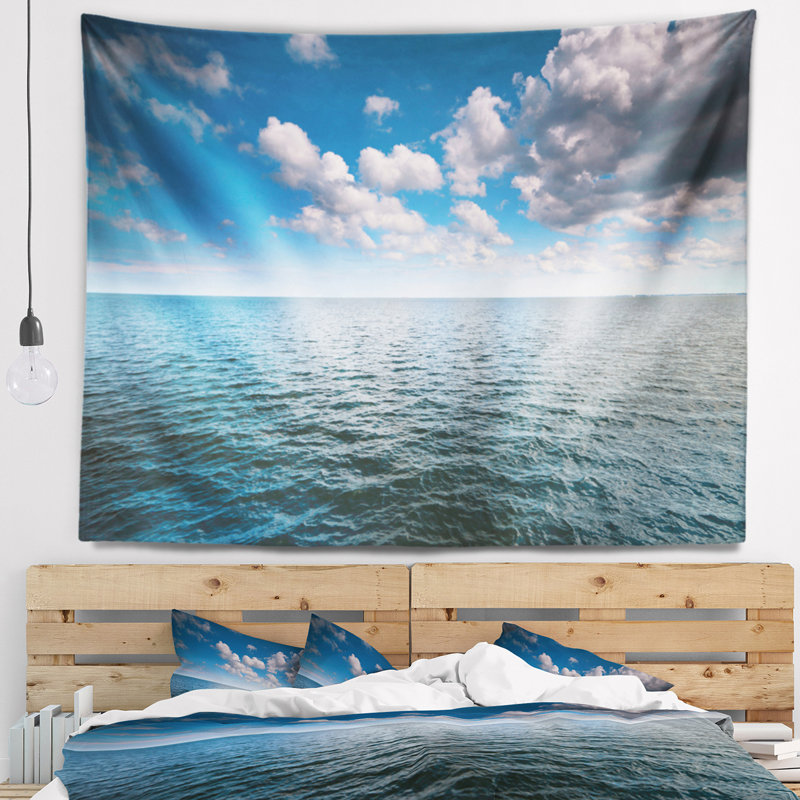 Tapisserie de surface en polyester ciel au-dessus d’une surface marine avec accessoires suspendus inclus, 78" H x 92" W