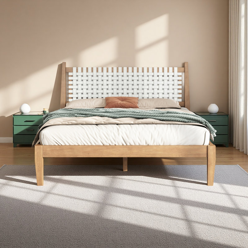 Grand lit avec dossier en cuir blanc tissé, structure en bois naturel