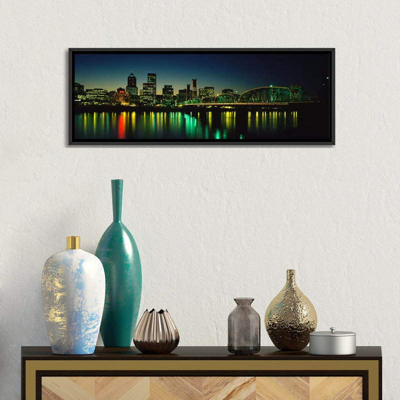 «Buildings Lit Up At Night, Willamette River, Portland, Oregon», reproduction sur toile tendue, H 12 po x l 36 po x 1,5 po