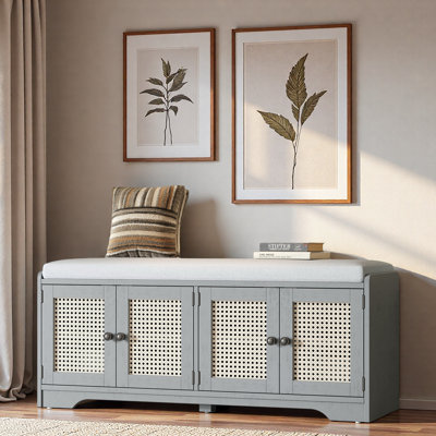Banc de rangement multifonctionnel en bois avec coussin amovible, portes en rotin tissé et tablettes réglables