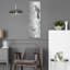 «W l'heure du vol des oiseaux dans mon jardin» par trudy riz-711098093