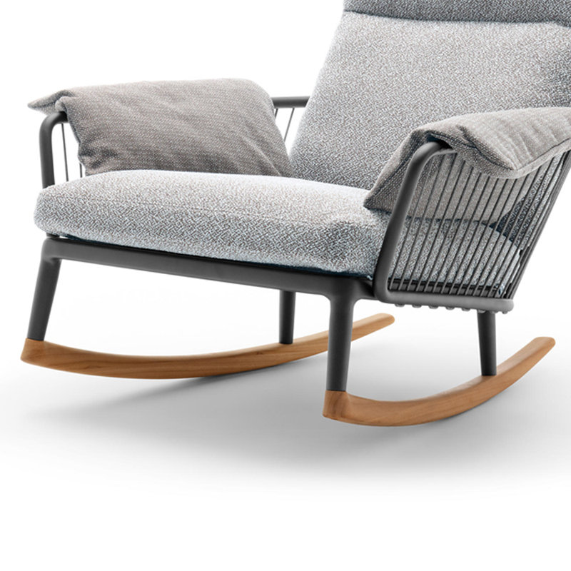 Chaise berçante moderne en rotin