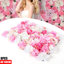 Arrangement floral de mariage sur fond de sapin