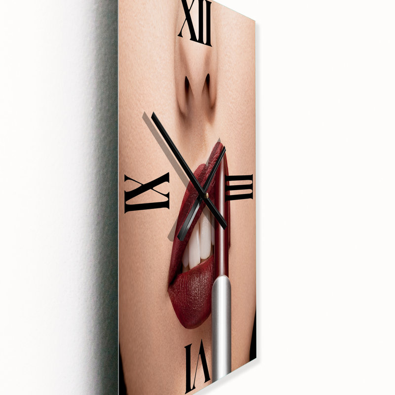Femme appliquant du rouge à lèvres sur les lèvres - horloge murale moderne, Grand