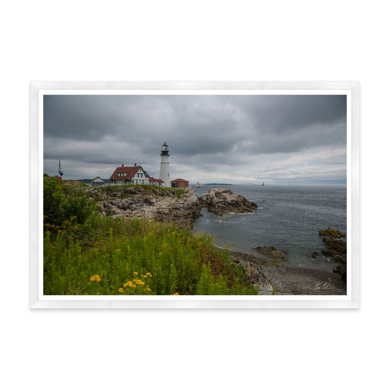 «Rocky Shore and Lighthouse» par Tim Klein - reproduction de photo sur papier encadrée, Blanc
