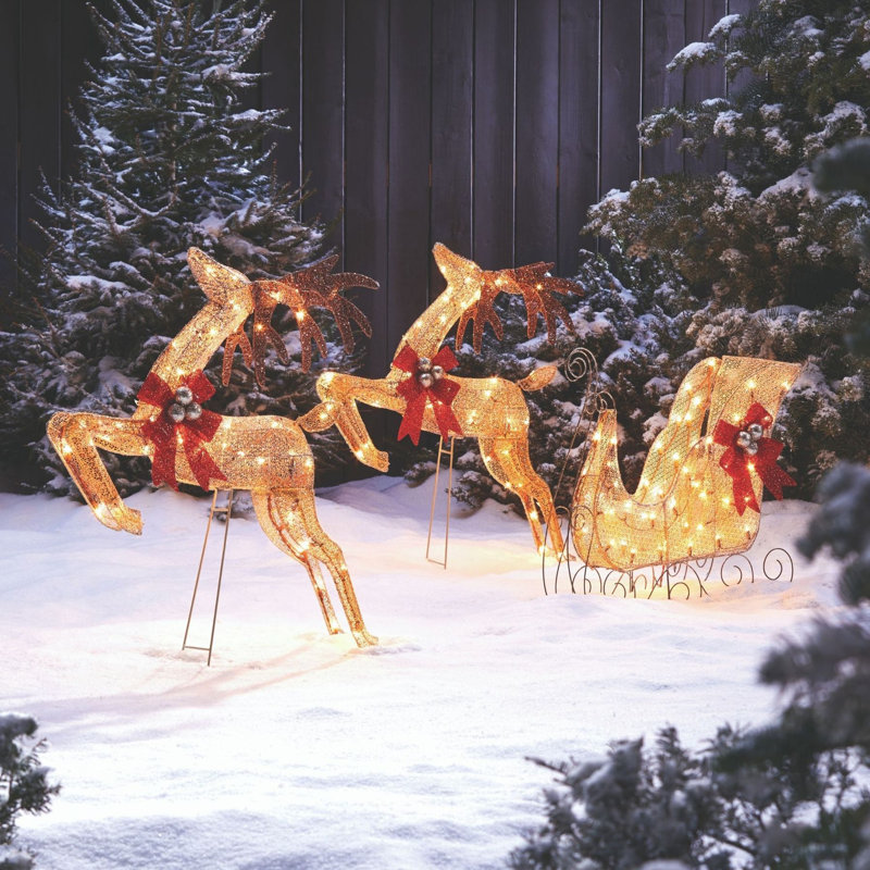 Ensemble de lumières pré-éclairées avec renne doré et traîneau