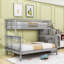 Lit simple superposé au dessus d'un lit double avec tablettes de rangement intégrées et lits séparables-933916760