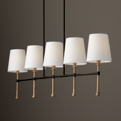 Lustre linéaire à 5 lumières de 48 po x H 18,75 po de couleur noir mat avec queues texturées or martelé et abat-jour en tissu blanc