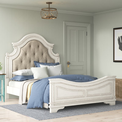 Mohn Upholstered Scalloped Bed