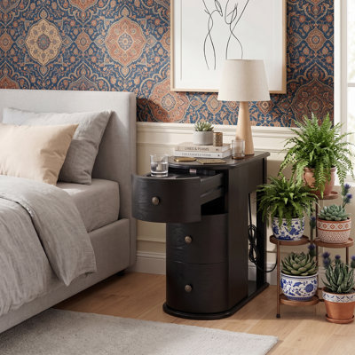 Table de chevet étroite 12 po avec porte-gobelets dissimulés et prises de courant, table de chevet en bois compacte avec table d'appoint coulissante et 2 tiroirs pour la chambre à coucher