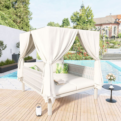 Lit de terrasse pour l'extérieur avec rideaux de lit beiges, coussins et coussins gris, corde tissée, convient à de multiples cas de figure