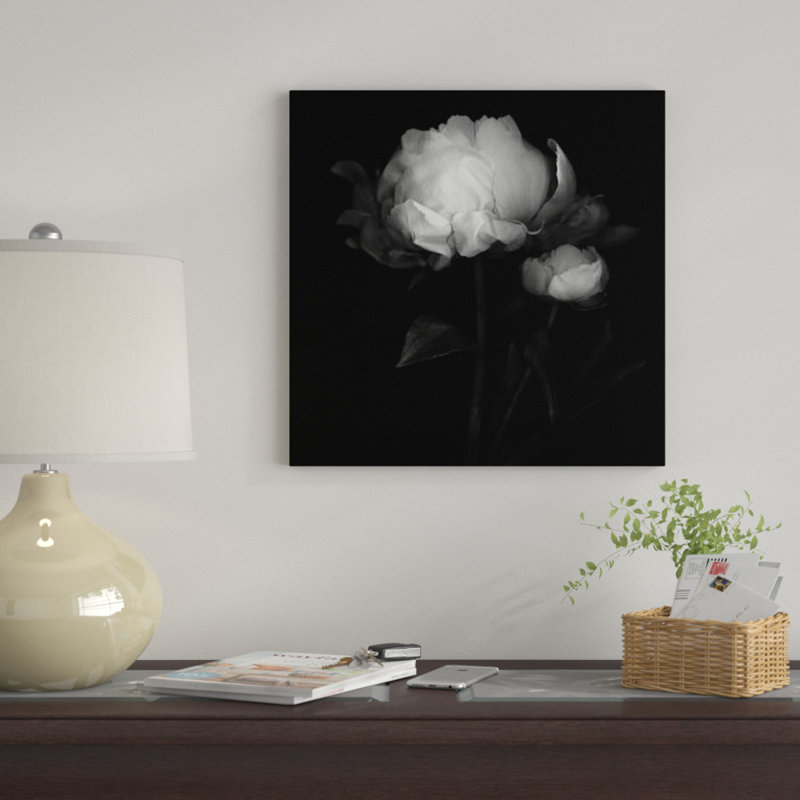 «Peony III, B&W» par Magda Indigo, impression sur toile, H 24 po x l 24 po x P 1 po, Papier avec cadre noir, Blanc
