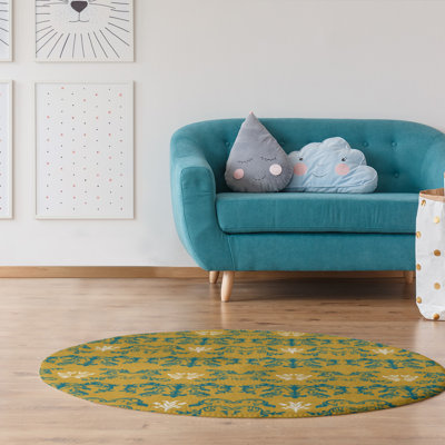 Tapis rond doré à motif baroque damassé