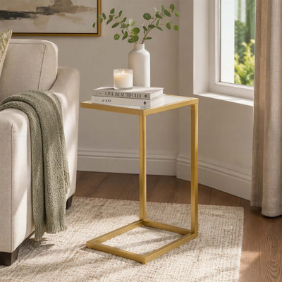 Table d'appoint moderne et élégante en forme de C avec plateau en verre trempé et structure robuste en fer, idéale à côté du canapé et pour optimiser l'espace.