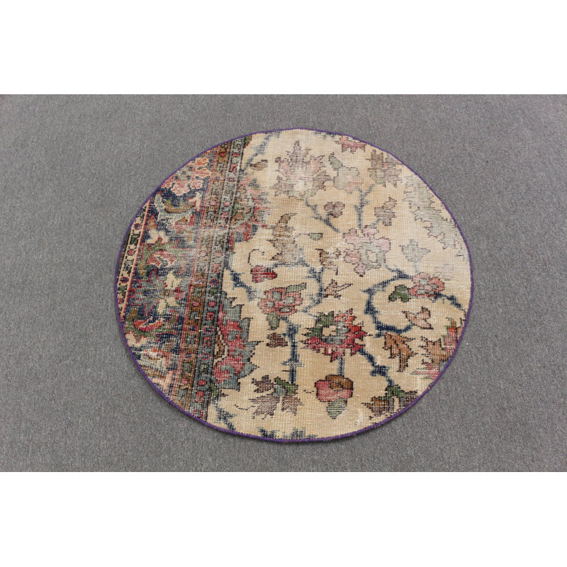 Le tapis rond beige d'inspiration rétro turque rehausse votre espace de vie avec une élégance chaleureuse