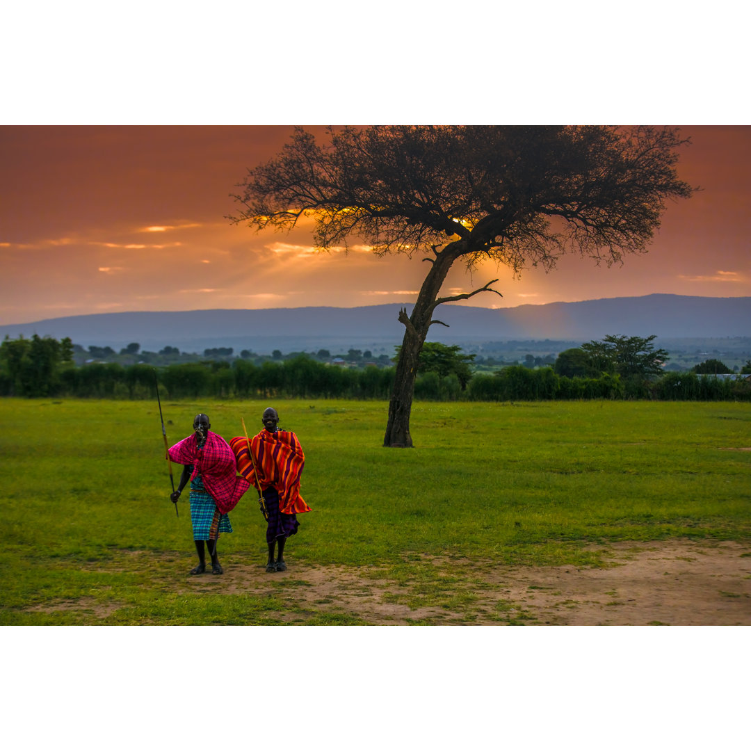 Afrikanische Massai-Krieger bei Sonnenaufgang - Druck