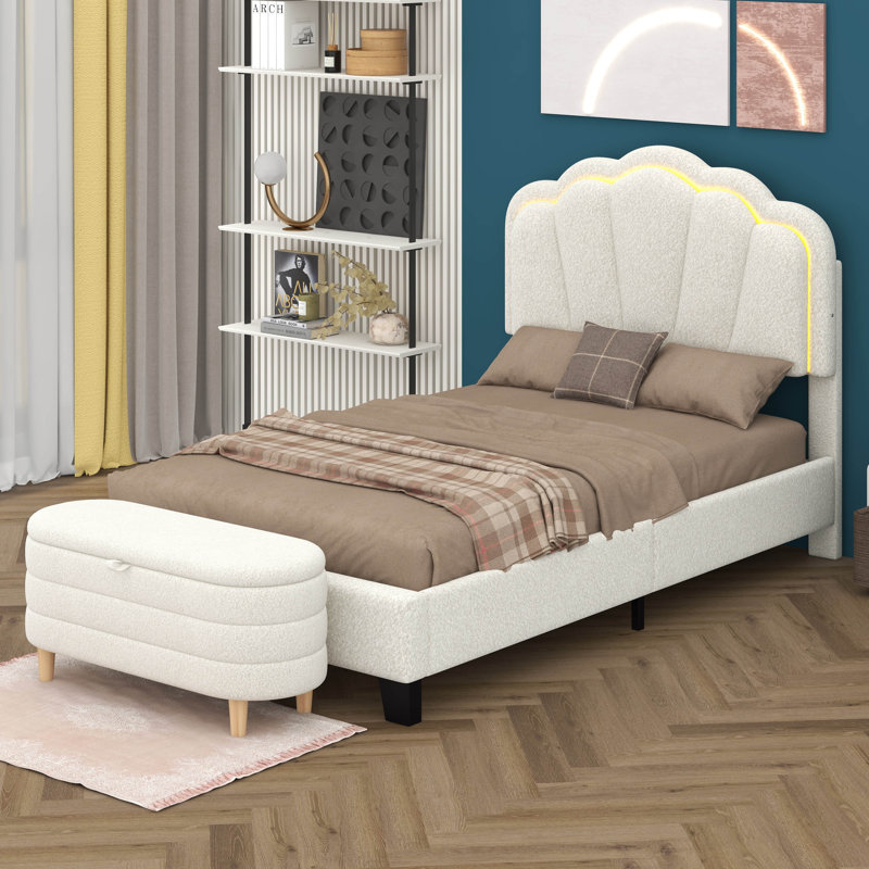 Lit plateforme tapissier en forme de fleur avec repose-pieds Sherpa Witcomb, Blanc, Simple