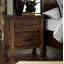 Table de chevet classique au design transitionnel avec finition brunie et bois d'hévéa massif pour un décor de chambre à coucher rustique