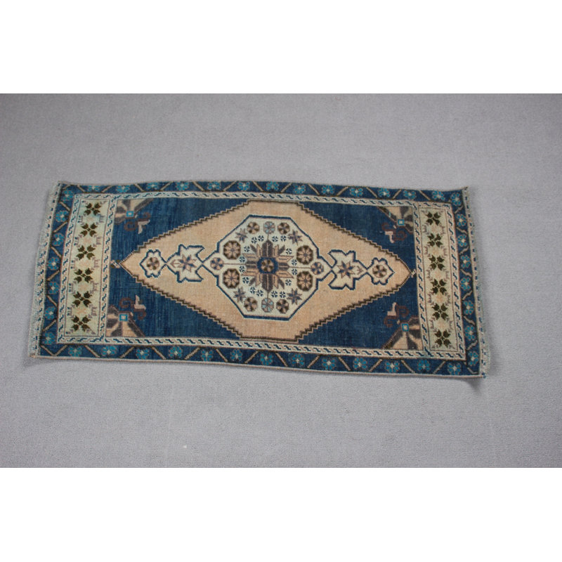 Tapis turc rétro - petit tapis bleu et coloré en laine pour une entrée ou un décor rétro
