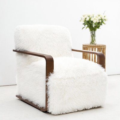Chaise d'appoint contemporaine en fausse fourrure avec accoudoirs en noyer foncé - un confort d'inspiration rétro pour votre salon