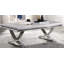 Table basse moderne de style glamour avec plateau en faux marbre et base piédestal chromée, parfaite pour les espaces de vie luxueux.