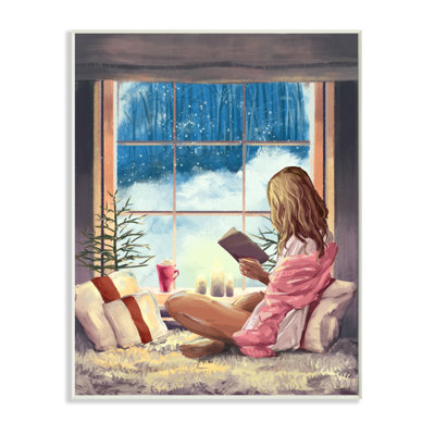Fille lisant par une fenêtre d'hiver enneigée