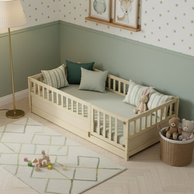 Lit simple en bois Montessori - Structure en bois naturel avec barrière et porte haute sécurité, lit pour enfant
