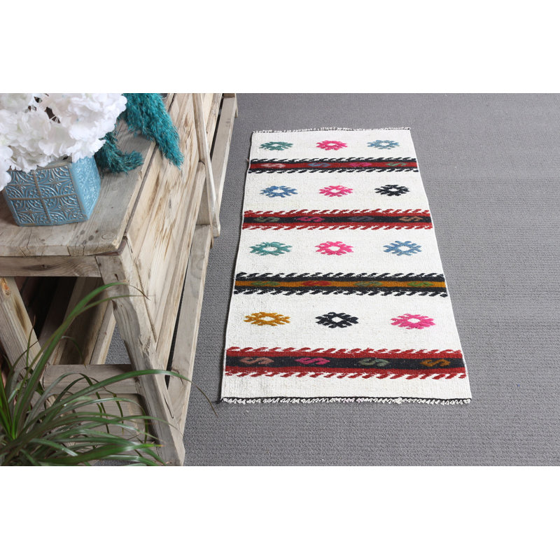 Tapis kilim turc tissé à la main en blanc pour une touche d'élégance dans de petits espaces avec des motifs rétro anatoliens