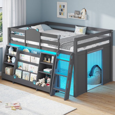 Lit mezzanine bas pour enfants avec bibliothèque à 4 niveaux, éclairage DEL et rangement pour jouets, cadre de lit mezzanine simple en bois avec espace de jeu sous le lit, barrières de sécurité et escalier, gris