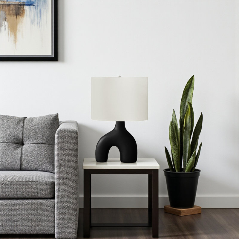 Lampe de table en céramique avec abat-jour noir et ivoire Yana, H 24,96 po x l 16,23 po x P 10,81 po