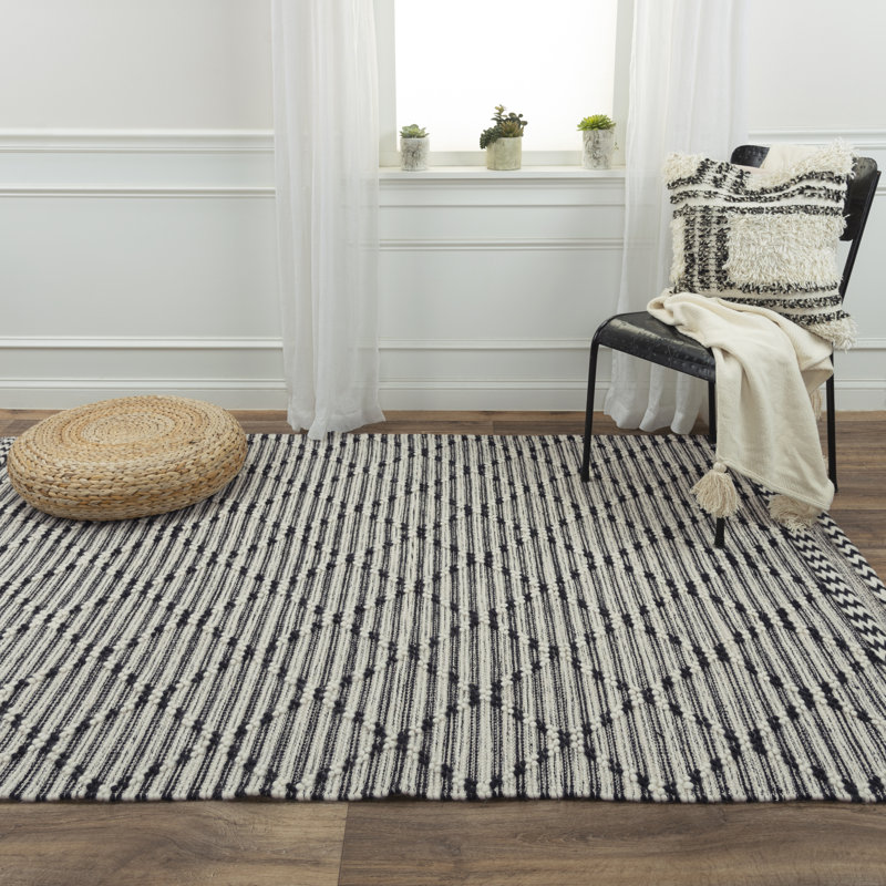 Tapis noir en laine tissé à la main à motif géométrique Dom, Rectangle 5 pi x 7 pi 6 po