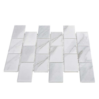 Brique 2 x 4 Statuario en porcelaine mate mat / 18 feuilles / 16,684 pieds carrés / boîte