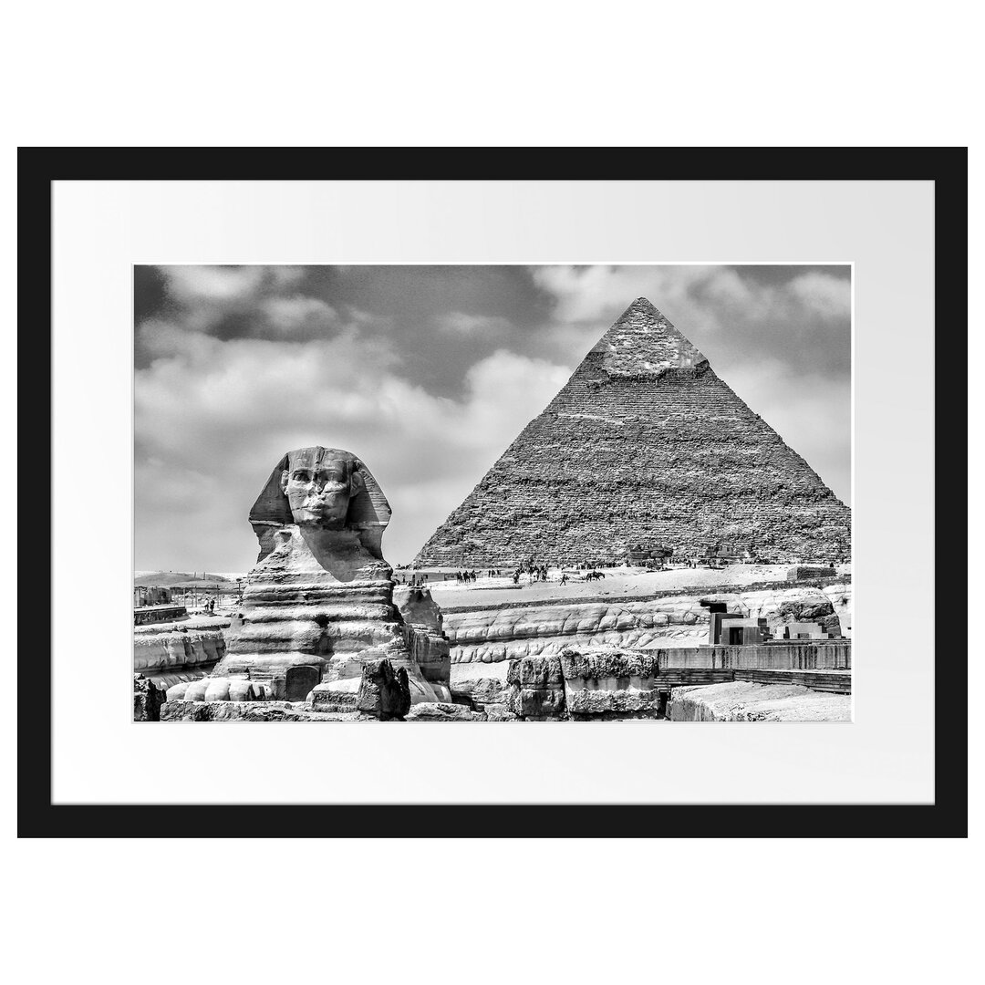 Gerahmtes Poster Sphinx von Gizeh mit Pyramide